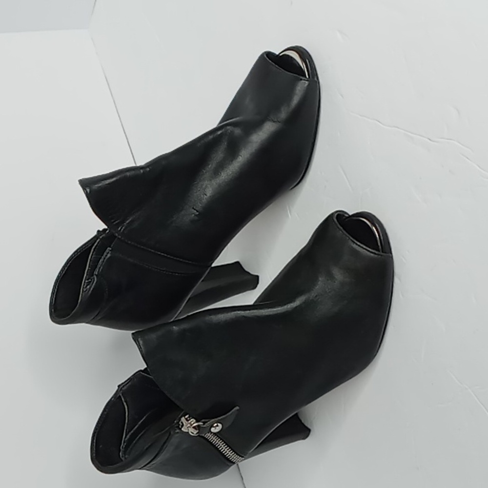 Stuart Weitzman -Jump - Leather, Heeled Booties w/Moto Zippers -Spain -size 8
